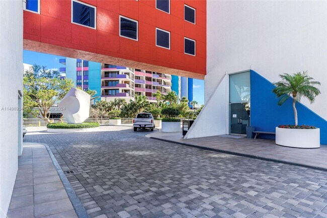 Building Photo - 1627 Brickell Ave