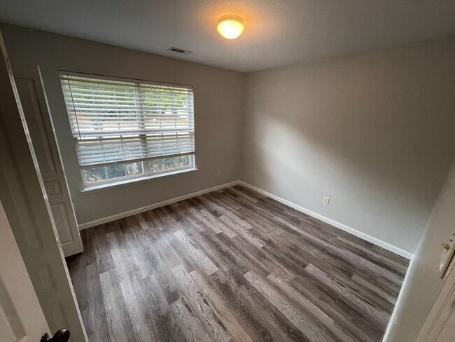 Foto del edificio - Loudon 3-bedroom 2-bathroom home with open layout on corner lot available 11/15