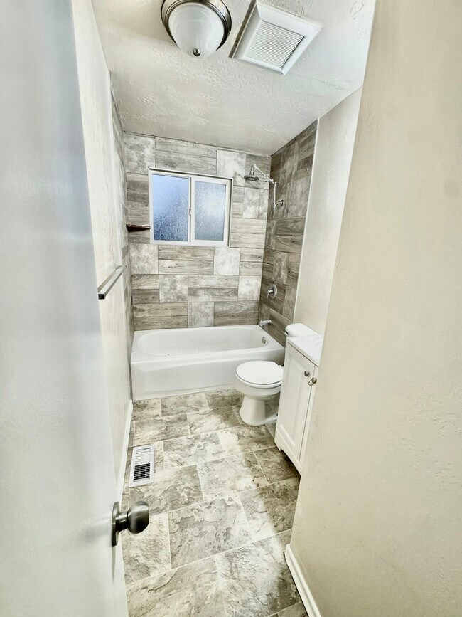 Building Photo - 1325 E 5th N