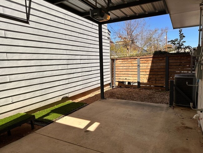 Building Photo - Cute 2 Bedroom Single Family Home in San A...