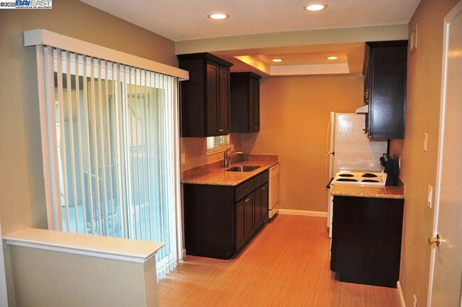 Building Photo - 1581 Mendenhall Dr