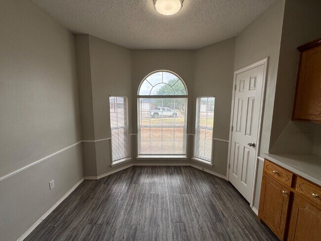 Building Photo - House Located On Cul-De-Sac & Next Block From Elementary!