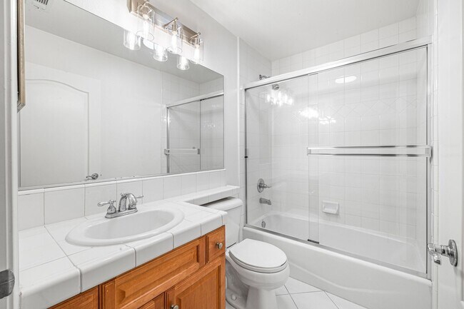 Foto del edificio - 3-Bedroom Townhome in Gated Bay Harbor