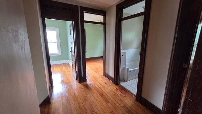Building Photo - 4 bed 2 bath home