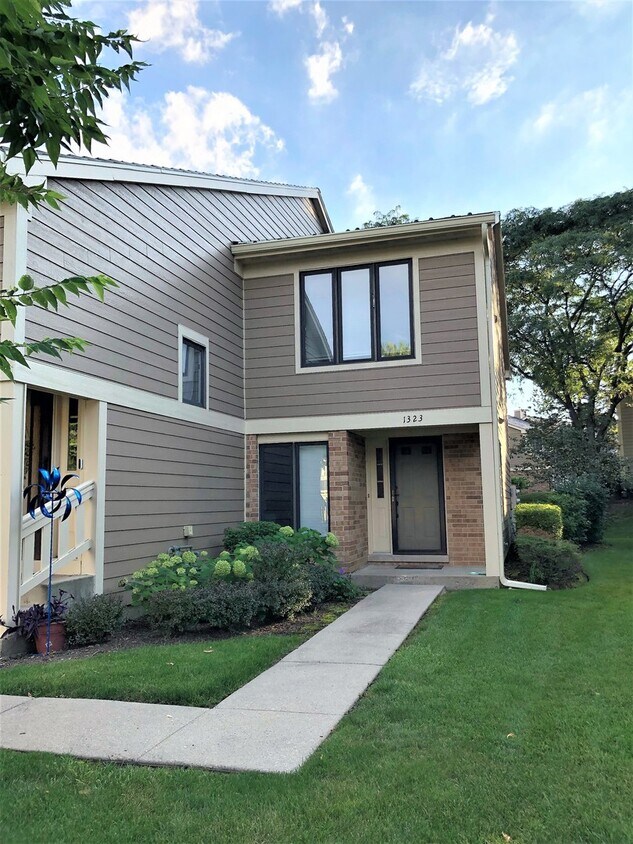 Foto principal - 1323 Downs Pkwy