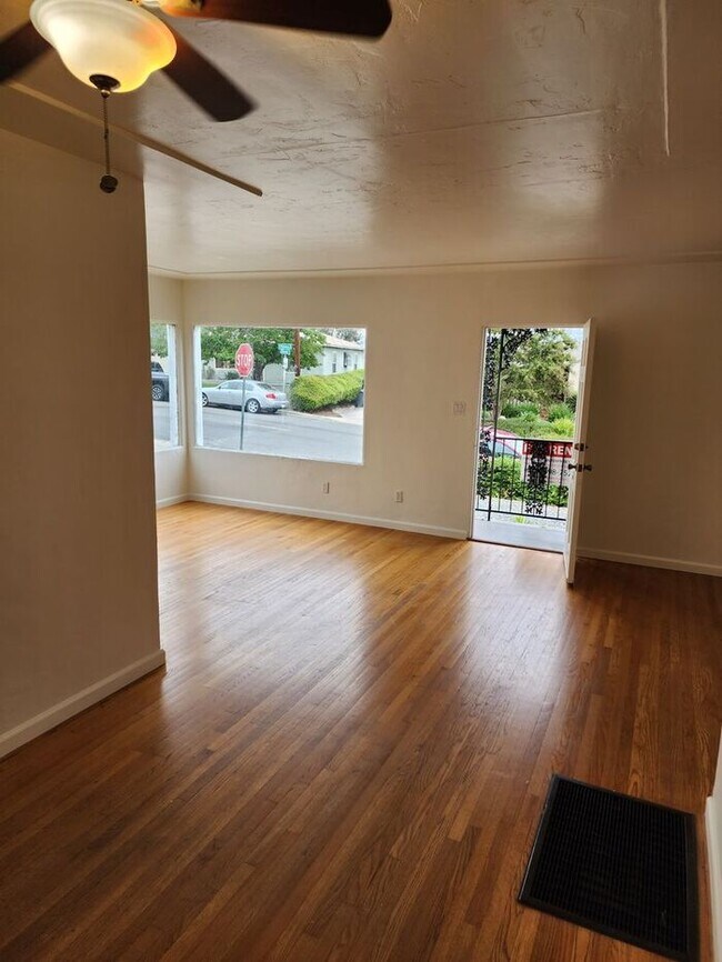 Foto del edificio - Duplex w/ patio space in residential neighborhood!