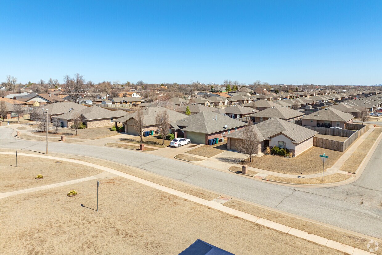 Building Photo - 908 Aspen Creek Ter
