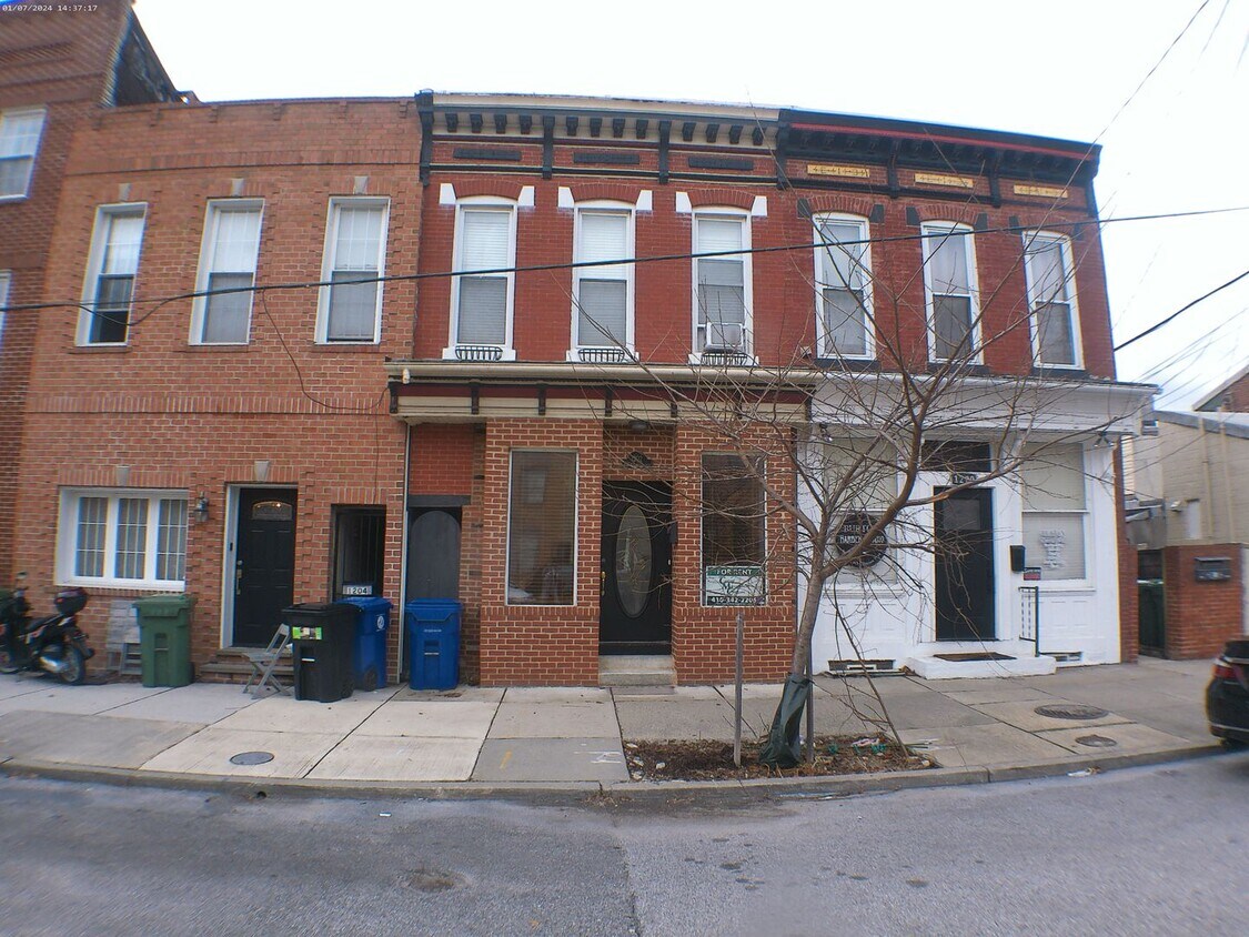 Primary Photo - 1202 S. Clinton St./3 Bed, 2.5 Bath Townho...
