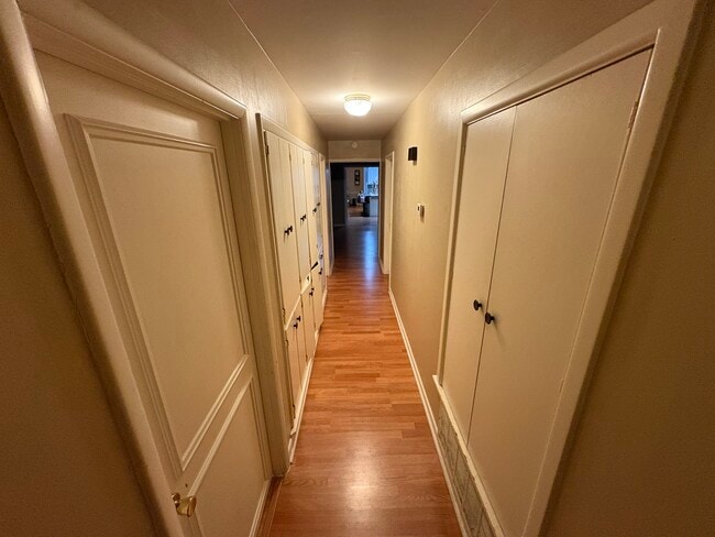 Pasillo al dormitorio - 2307 Oliver Ave