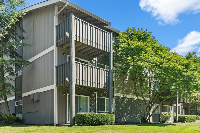 Amplios balcones con vistas panorámicas a la comunidad. - Tacoma Gardens Apartments