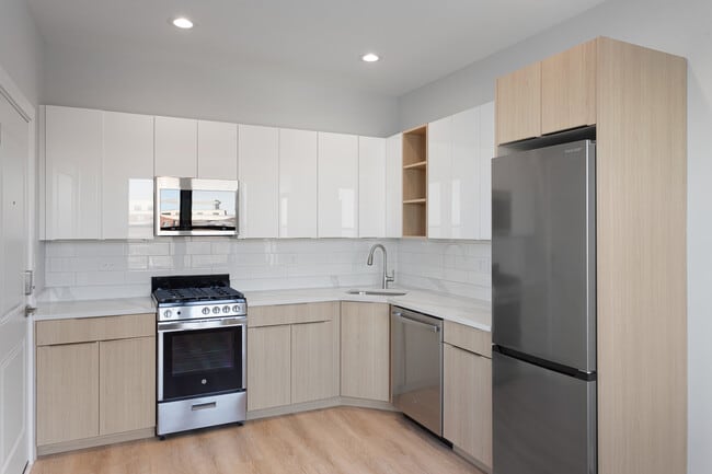 Building Photo - 7507 N Eastlake Terrace