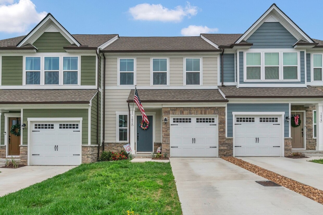 Primary Photo - Beautiful Townhome!! Great Location!!