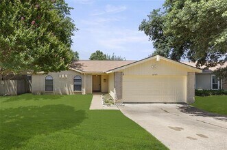 Building Photo - 2205 Foxcroft Ln