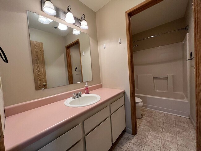 Building Photo - 2 Bed, 2 Bath Upper Level Condo