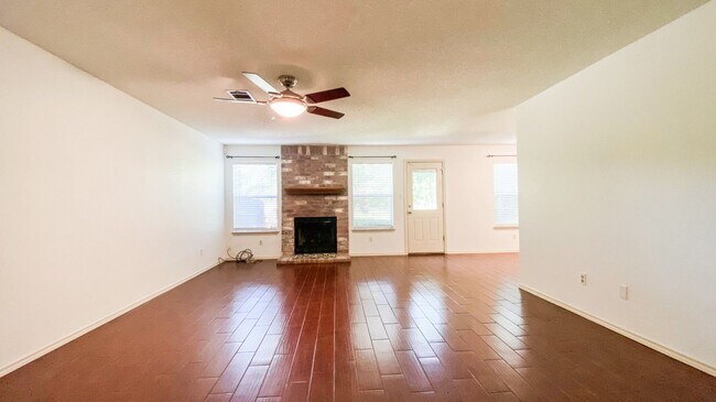 Foto del edificio - Great 4 bed 2.5 bath on Greenbelt