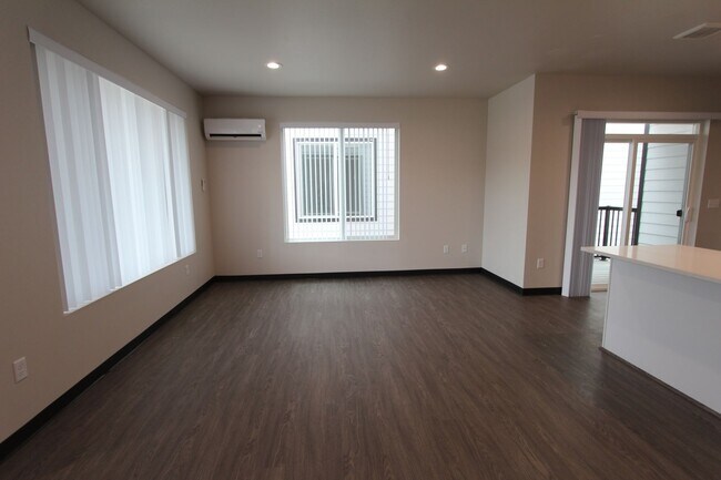 Building Photo - Modern design 3-bed, 2.5-bath duplex available now