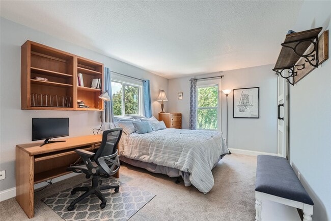 Building Photo - Beautiful Furnished 3 BDR Near Downtown La...