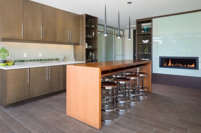 Common Area Kitchen Lounge - Riverhouse Apartments