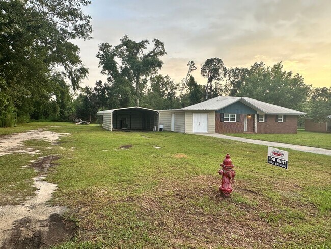 Building Photo - 3 Bed 2 Bath Brick Home with Additional Living Space - Newly Renovated