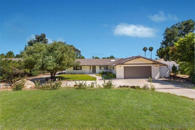 Mulch added, no more grass areas (pic is old) - 12842 Stone Canyon Rd
