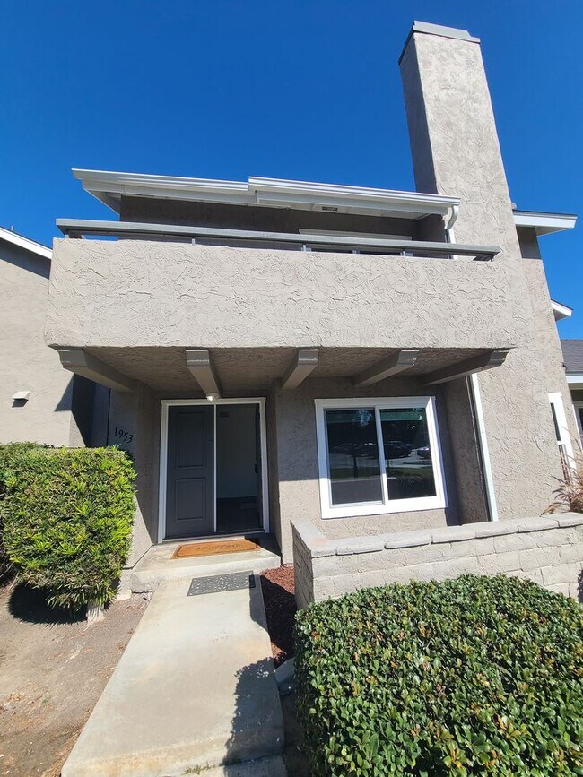 Foto del edificio - Two story 3 bed 2.5 baths + 2 car garage i...