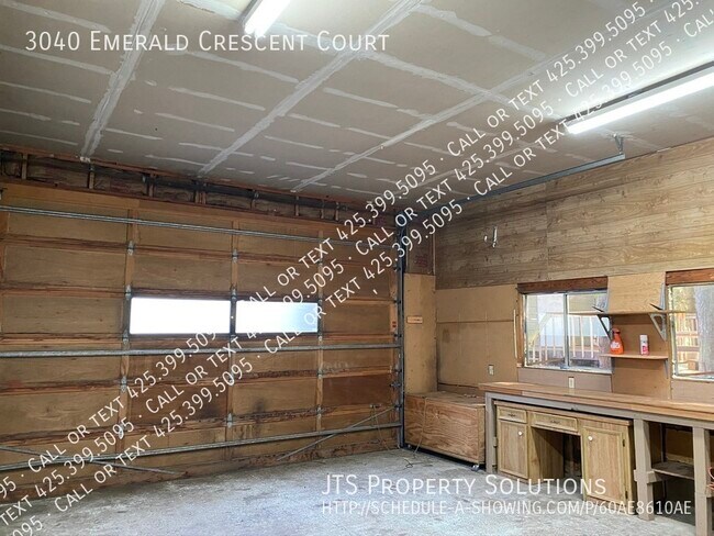 Building Photo - * Spacious Home with HUGE SHOP Near Beauti...