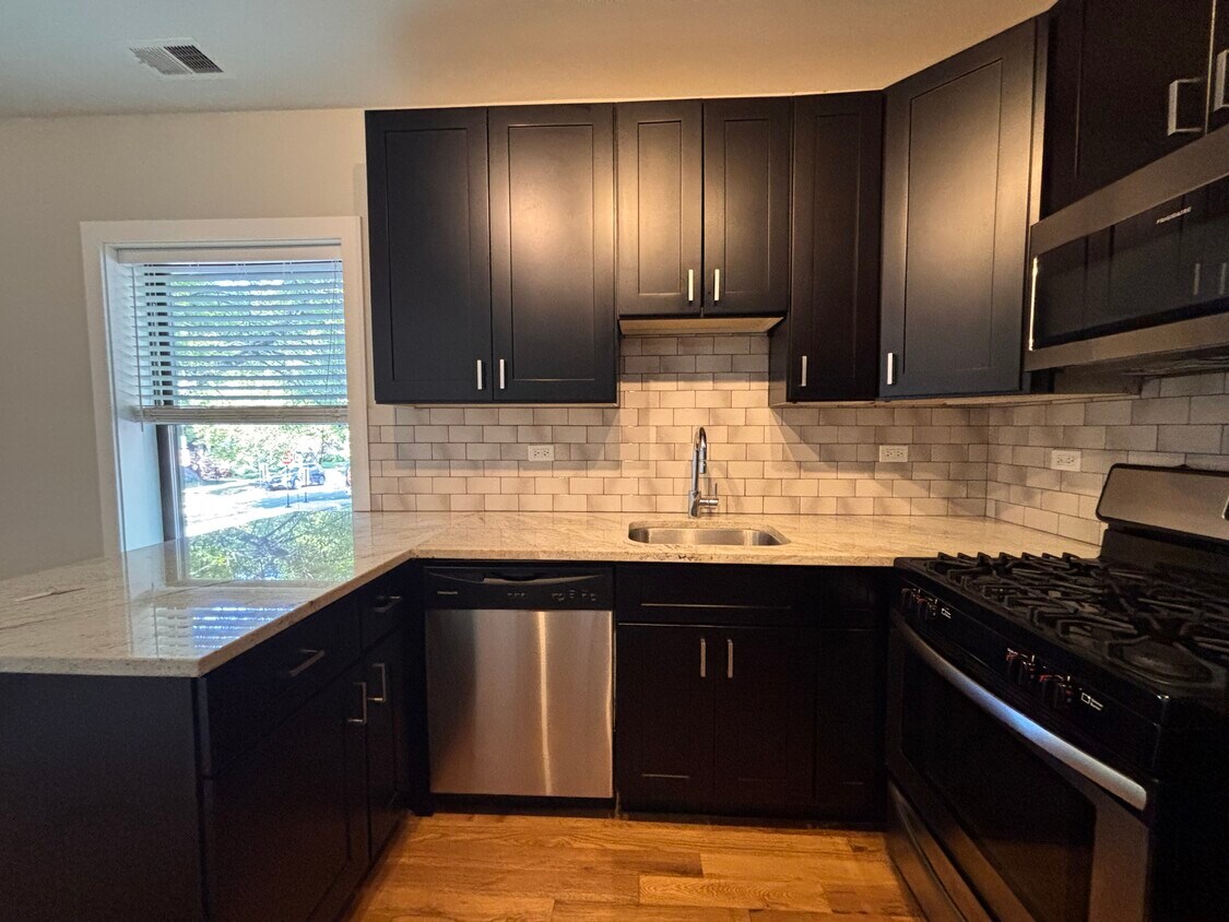 Foto principal - 2203 W Eastwood Ave