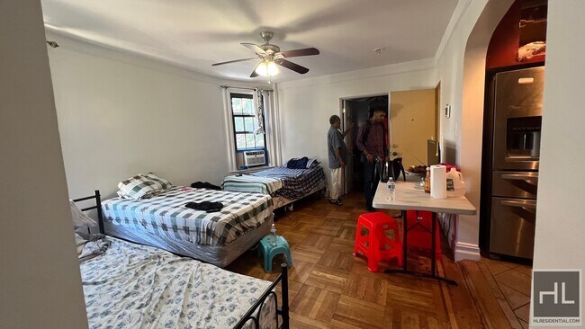 Foto del edificio - FRESHLY GUT RENOVATED VERY BRIGHT 3 BEDROO...