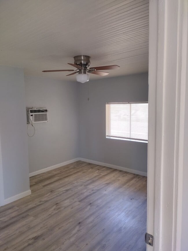 Building Photo - Newly Remodeled 1 Bedroom
