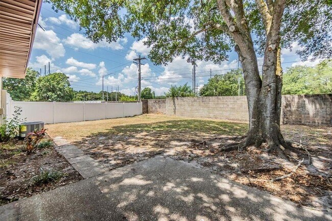 Foto del edificio - 3302 Laurel Dale Dr