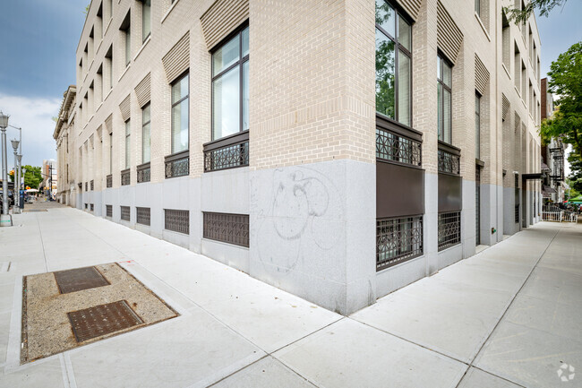 Building Photo - 1080 Lorimer St
