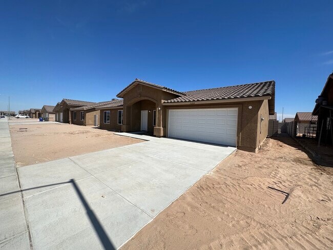 Foto del edificio - 7684 E 43rd Ln