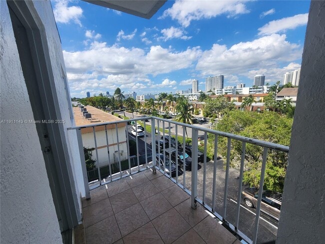 Building Photo - 3944 NE 167th St