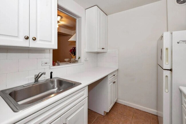 Building Photo - Spacious 1 Bedroom 1 Bathroom