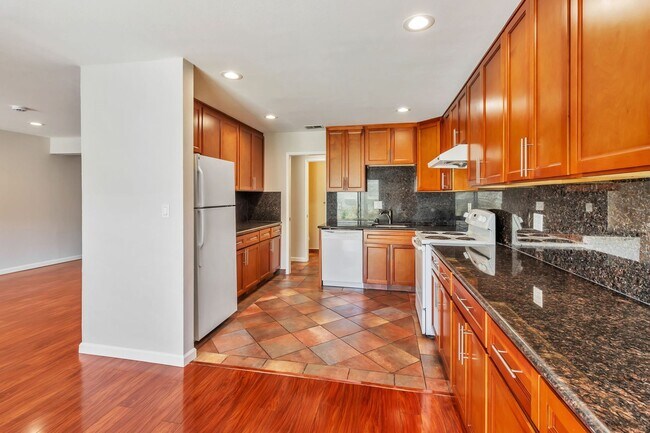 Foto del edificio - 3-Bedroom 2.5-Bathroom Santa Clara Townhome
