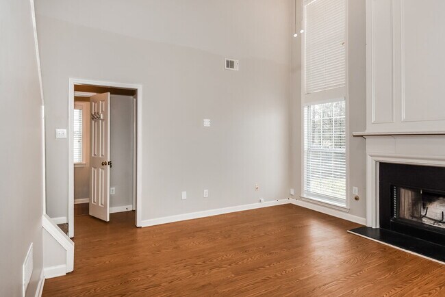 Foto del edificio - 135 Wallnut Hall Cir