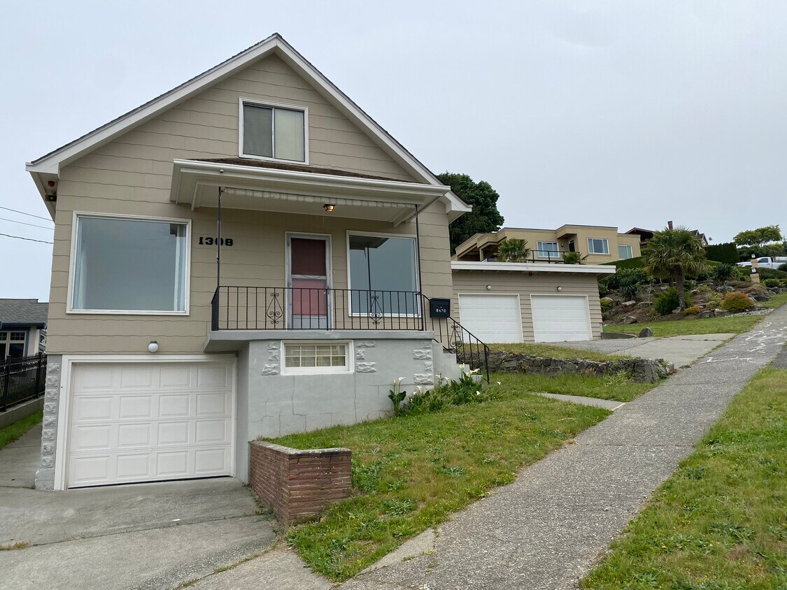 Primary Photo - 1308 Beacon Way S