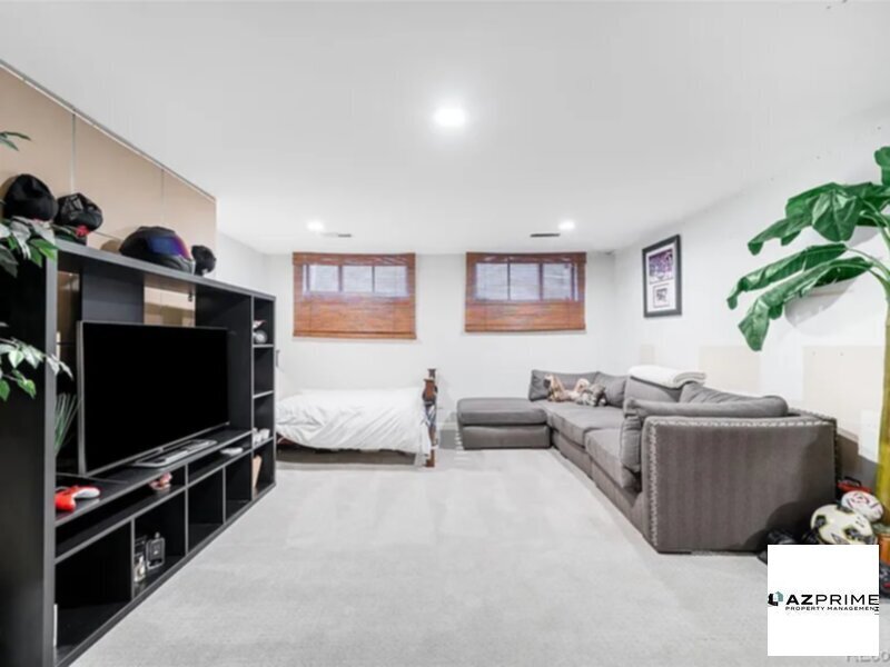 Building Photo - Single Family Residence