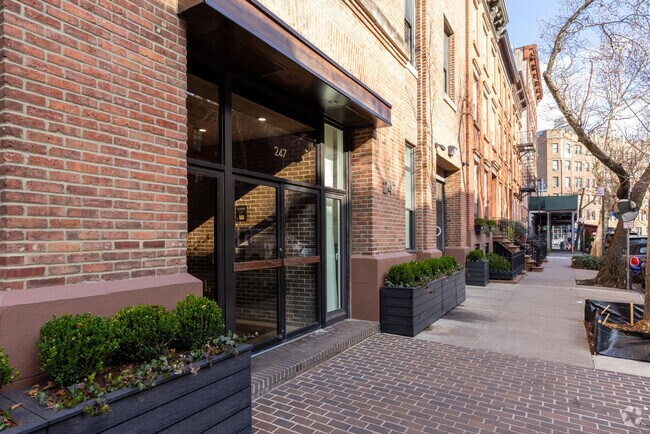 Foto del edificio - 247-251 W 12th St