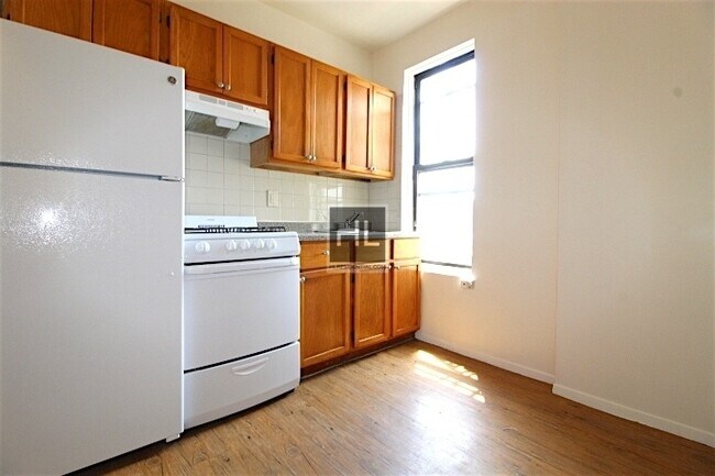 Building Photo - 17 AVENUE