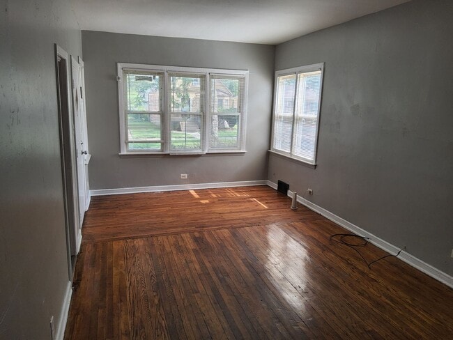 Building Photo - Welcome Home to this recently refreshed 5 ...