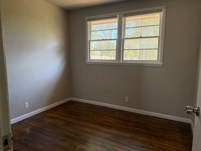 Building Photo - Remodeled Madison Brick Duplex!! 2/1 Large...