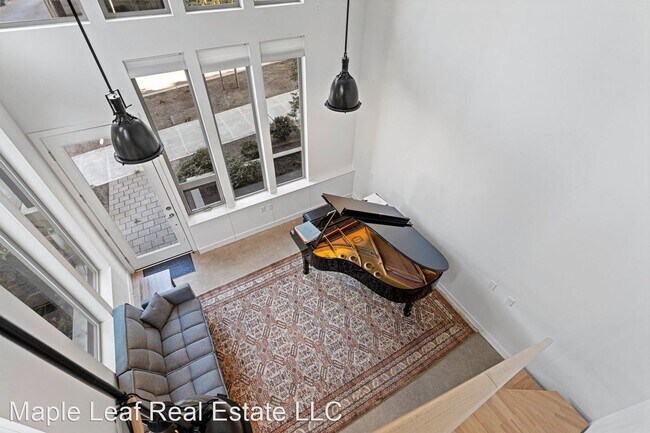 Building Photo - 2 br, 2.5 bath House - 1009 W Howe Street