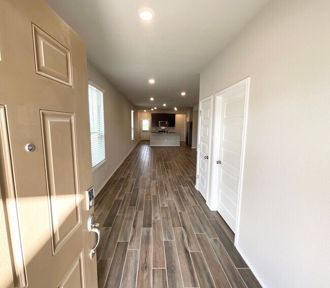 Building Photo - Lovely 1-story 4 bedroom/2 bath home is an...