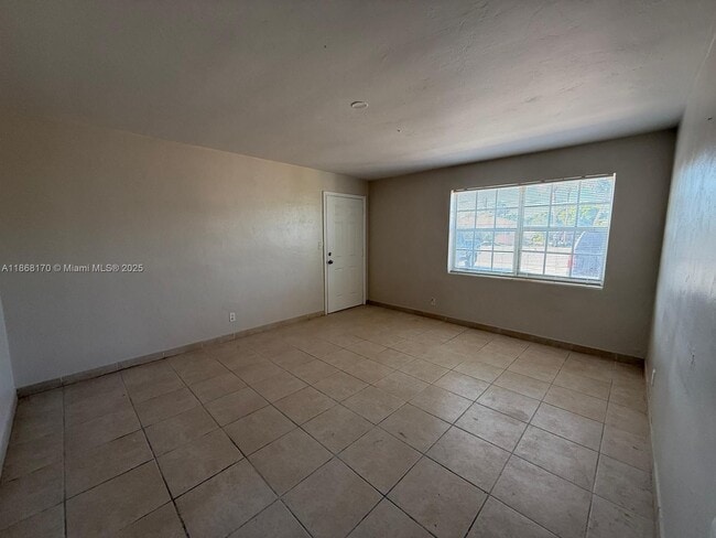 Foto del edificio - 237 W Blue Heron Blvd
