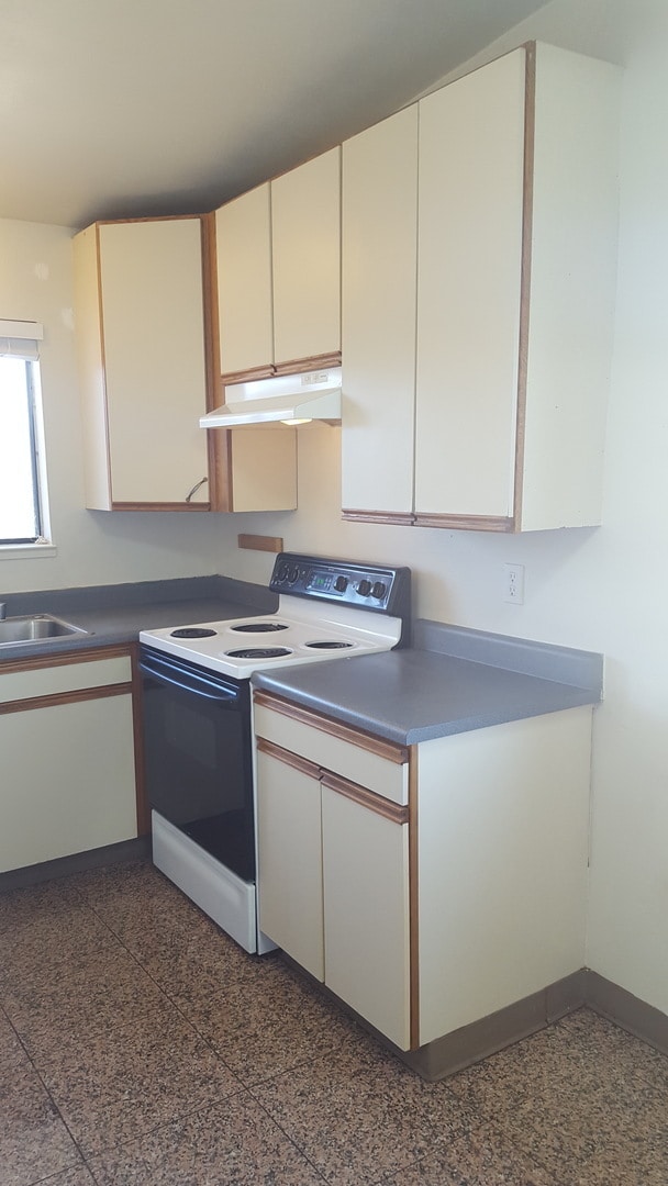 Building Photo - 2 bed/1 bath in fourplex. Hardwood floor, ...