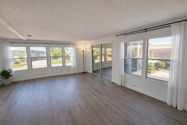 Building Photo - 204 52nd Ave Terrace E