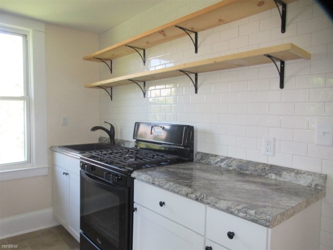 Building Photo - 2 br, 1 bath Apartment - 36 Burke Ave # 2