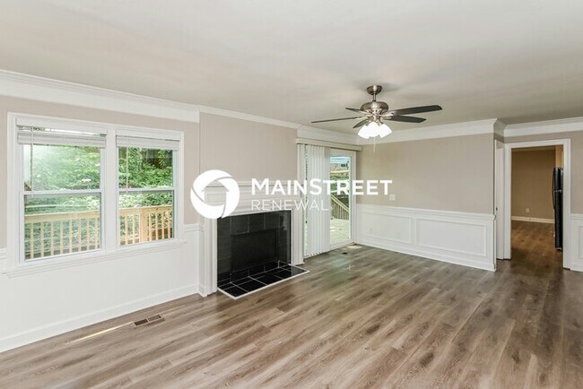 Building Photo - 4 Bedroom Pet-Friendly Home in Charlotte, NC with Main Street Renewal