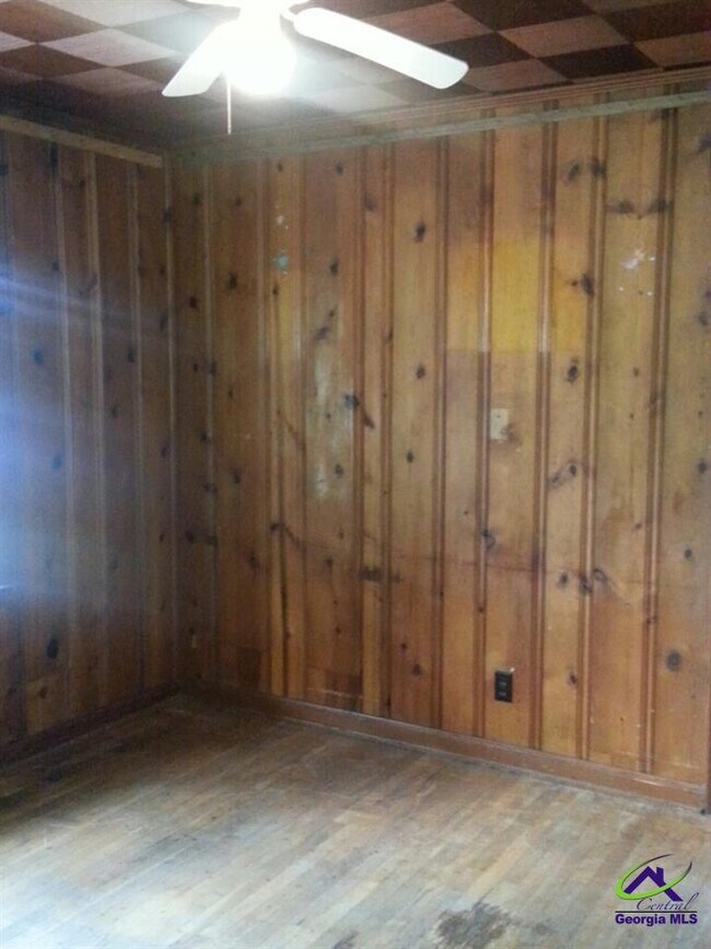 Foto del edificio - 323 Bernard Dr